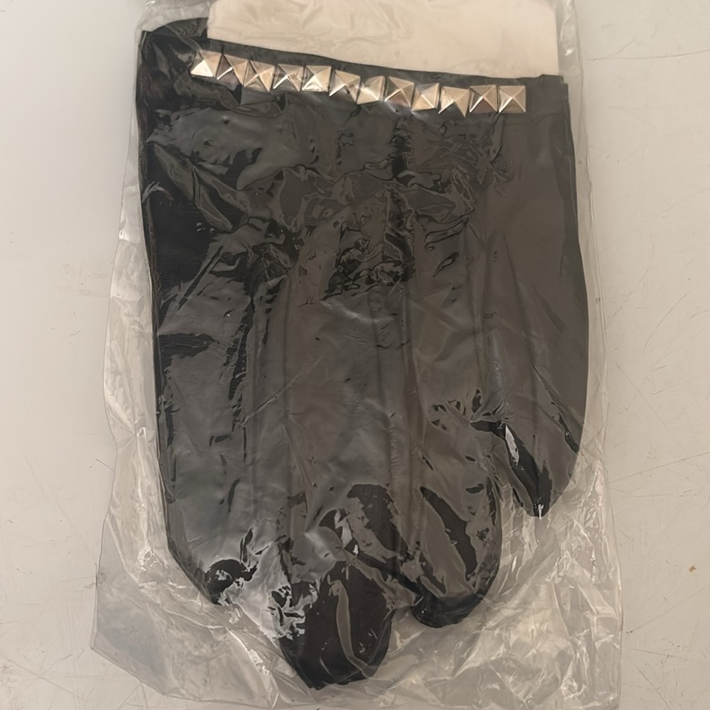 Leg Avenue Black Faux Leather Studded Cropped Gloves - Picture 4 of 8